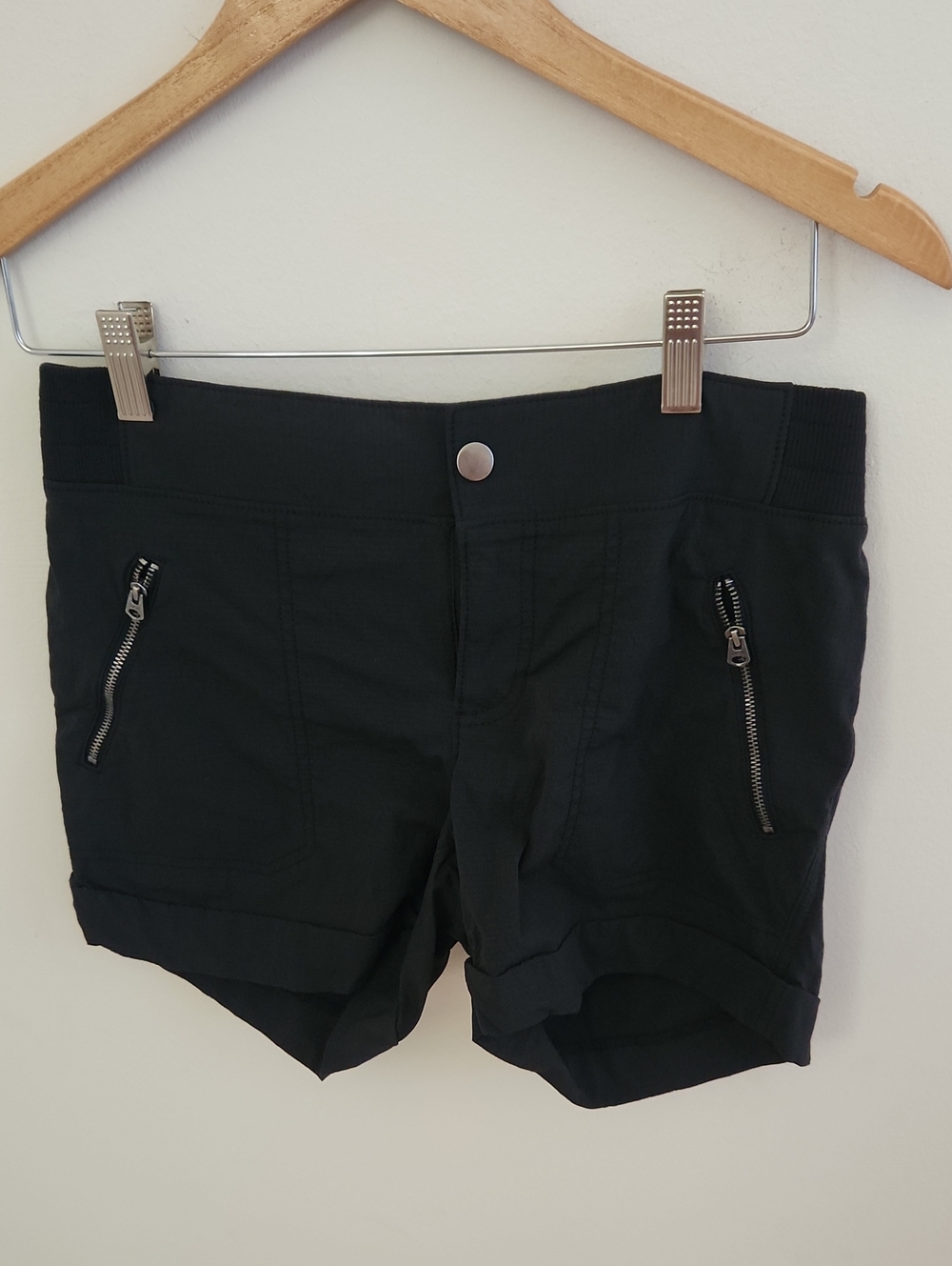 Athleta Trekkie Cuffed Black Hiking Shorts Zip Poxkets Size 8 - Picture 3 of 9